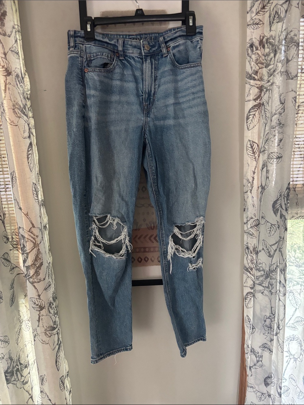 American Eagle distressed Mom Jean